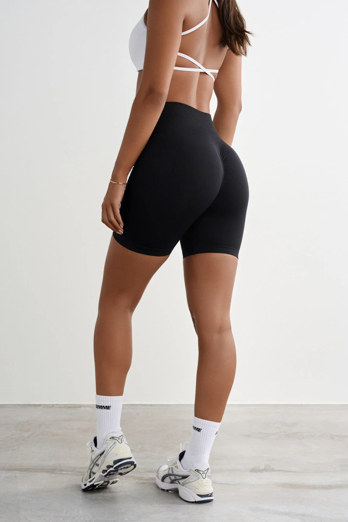 Seamless Shorts - Bevæg dig frit i shorts fra Shapeit. Oplev en "hold-in-effekt", hurtigtørrende og et åndbart materiale. Find de perfekte shorts til alle sportsgrene, aktiviteter og livsstile.