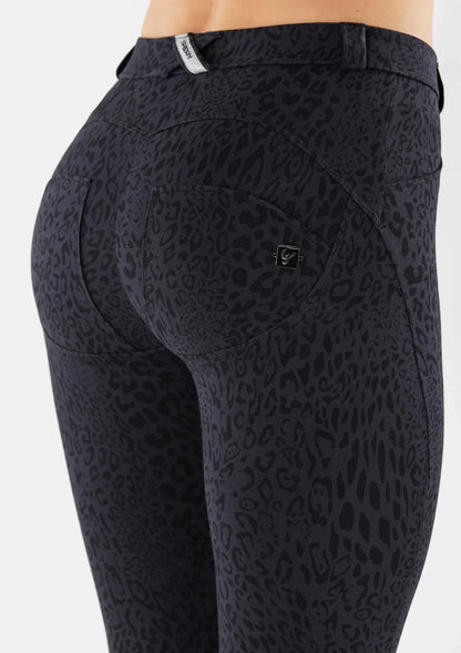 Freddy WR.UP® 7/8 Regular Waist - Leopard Print Grey/Black - for kvinde - FREDDY WR.UP® - Bukser