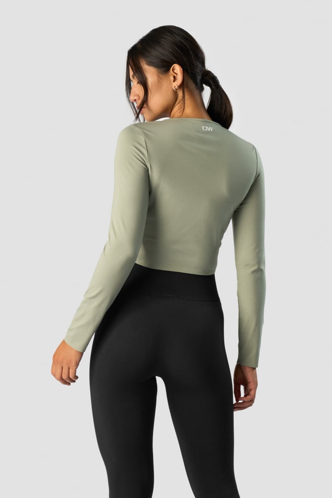 nimble cropped ls light sage green